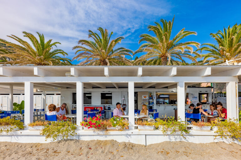 una bella vista del beach restaurant